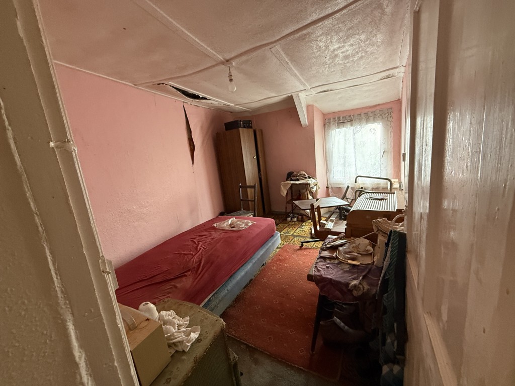 Lot: 152 - TERRACED PROPERTY FOR COMPLETE REFURBISHMENT IN VILLAGE LOCATION - Bedroom 2
